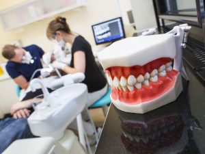 6 lucruri pe care pacienții cu Tiroida trebuie să le știe atunci când merg la Dentist